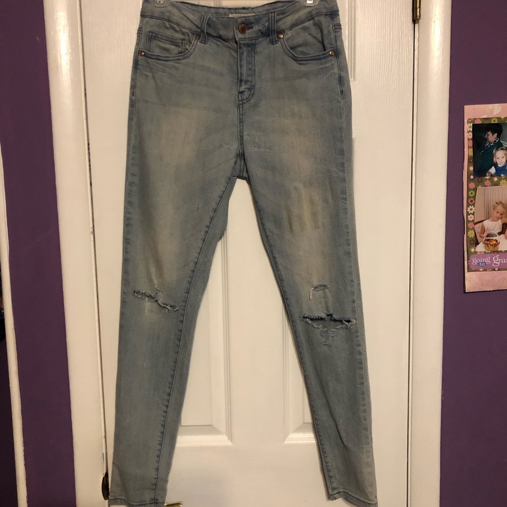 Distressed skinny jeans